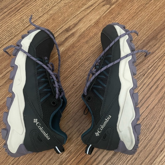 Columbia hiking sneakers like new! Size 5.5. Worn once. - Picture 3 of 5